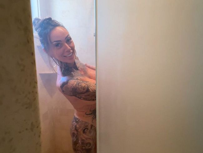 In der Dusche beim fi**en auf den schw**z gepi**t